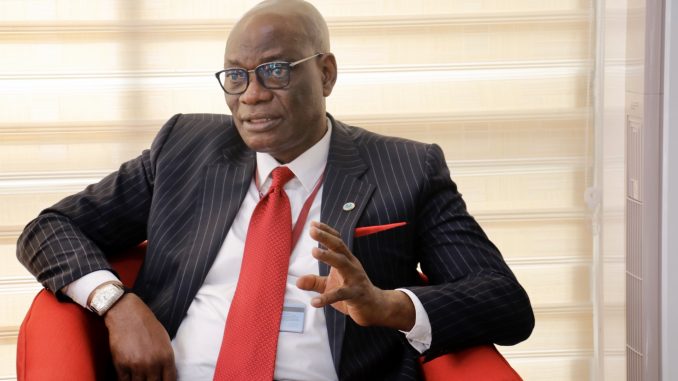 unilag-vc-eats-breakfast-with-newly-admitted-students-1-678x381
